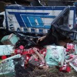 El camión, que viajaba cargado con aceite, se accidentó en la vía Gualaceo -Limón , sector Culebrillas. /Cortesía