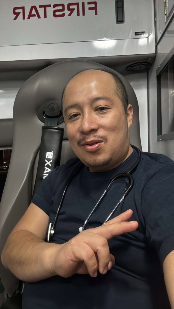 Carlos Albarracín, paramédico cuencano, emigró a EE. UU y labora salvando vidas.