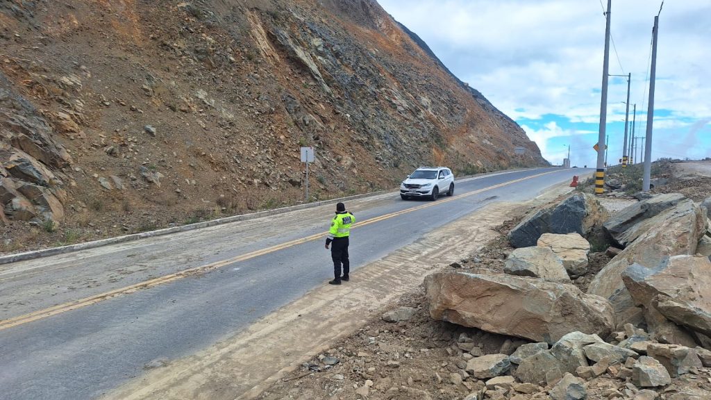 Según el MTOP, se habilitaron ambos carriles en el kilómetro 49 de la vía Cuenca – Molleturo – El Empalme. /Foto del MTOP