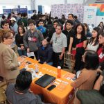Un grupo de personas participa en Alumni Conecta 2025: Feria de Empleabilidad, Emprendimiento e Innovación, en el coliseo de la UPS.