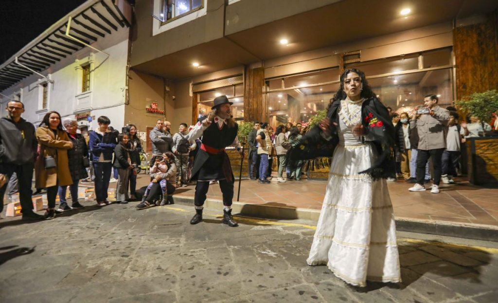 Piotr Zalamea y Fergie Calle durante una presentación del colectivo Barojo, en la calle Bolívar en Cuenca.