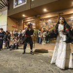 Piotr Zalamea y Fergie Calle durante una presentación del colectivo Barojo, en la calle Bolívar en Cuenca.