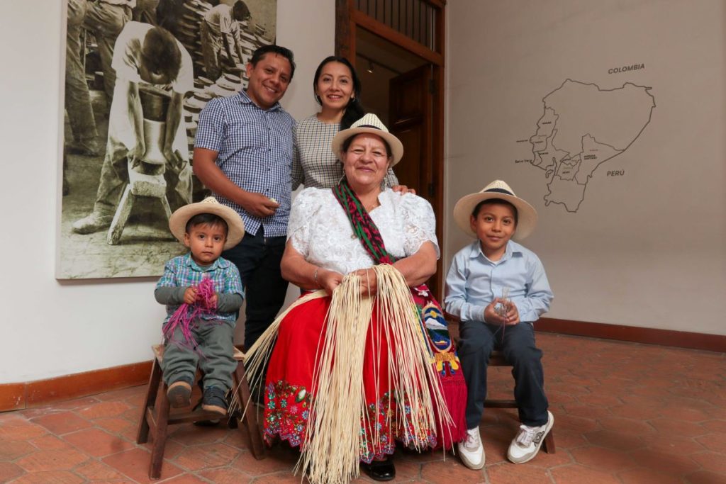 Blanca Guambaña (C), junto a su hijo Geovanny Gordillo, su nuera Mercy Mejía y sus nietos Ismael, de 2 años y Santiago de 5.