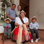 Blanca Guambaña (C), junto a su hijo Geovanny Gordillo, su nuera Mercy Mejía y sus nietos Ismael, de 2 años y Santiago de 5.