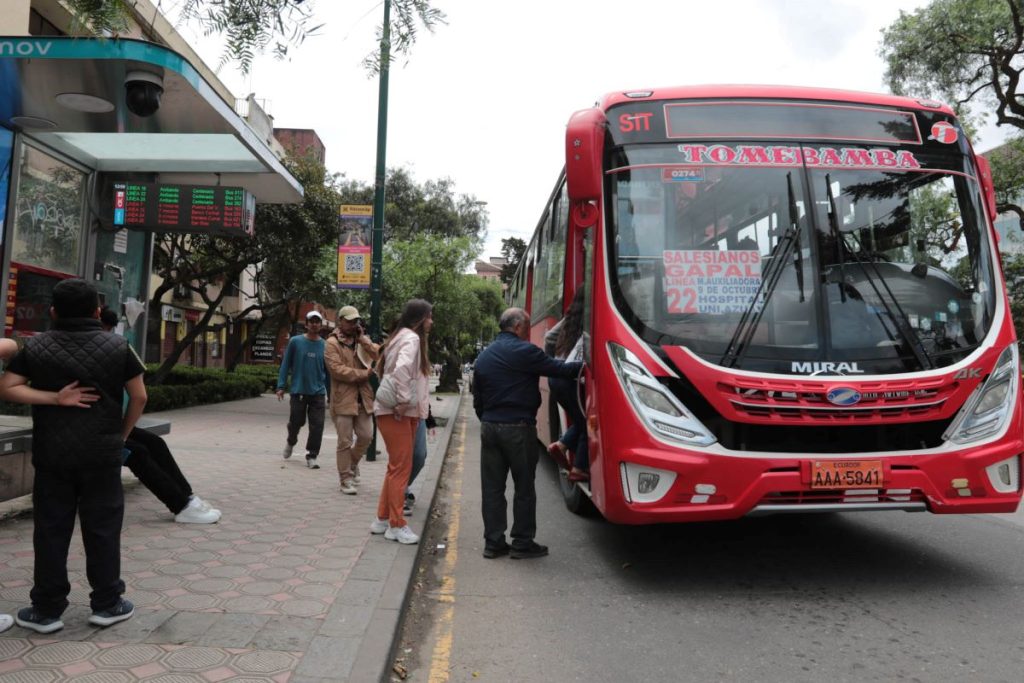 Usuarios toman un bus en la parada de la Avenida Solano.