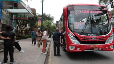 Usuarios toman un bus en la parada de la Avenida Solano.