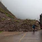 Un grave deslizamiento de tierra se registra en el sector de San Lucas en la vía Cuenca – Loja.