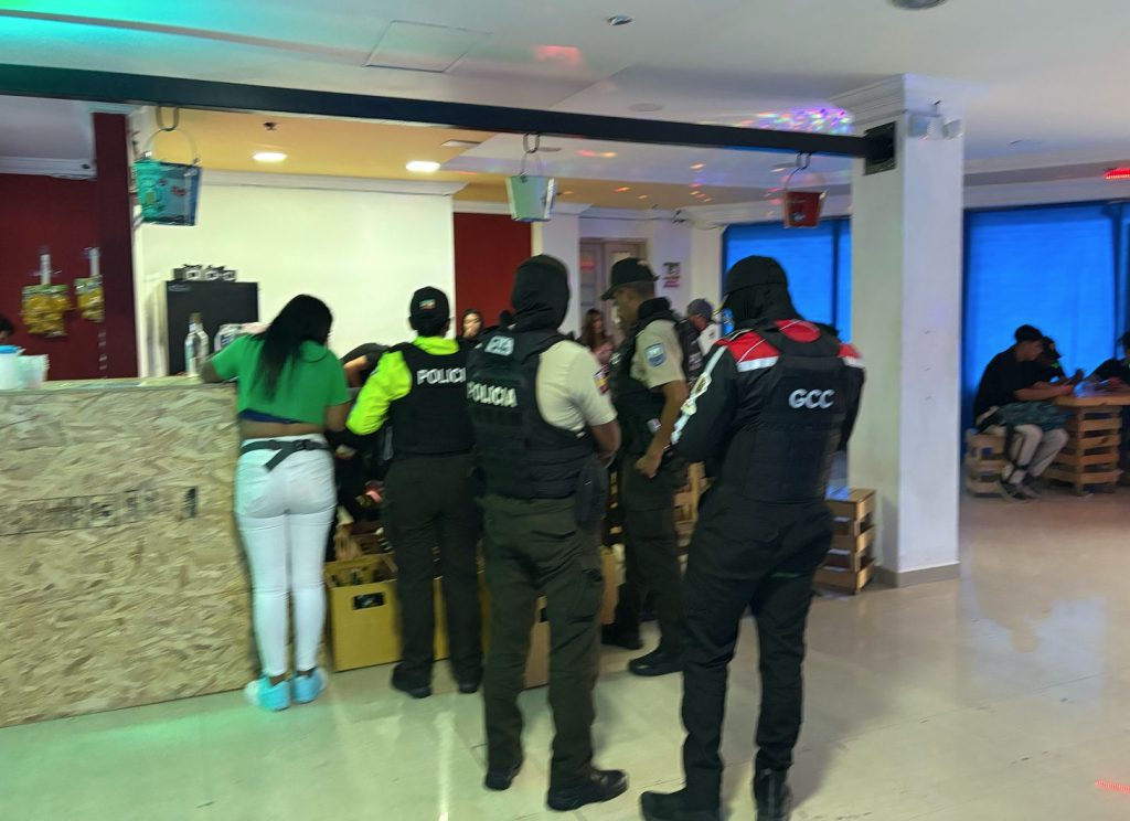 Personal de la Intendencia intervino una fiesta clandestina en la que se vendía licor de manera ilegal a menores de edad.