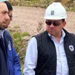 Captura del video en el que se observa al Contralor, Mauricio Torres, recorrer una obra en Azuay en el marco del examen especial a la Prefectura. Personal de la Contraloría lo acompañó. /Cortesía