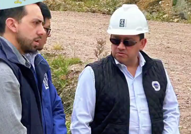 Captura del video en el que se observa al Contralor, Mauricio Torres, recorrer una obra en Azuay en el marco del examen especial a la Prefectura. Personal de la Contraloría lo acompañó. /Cortesía