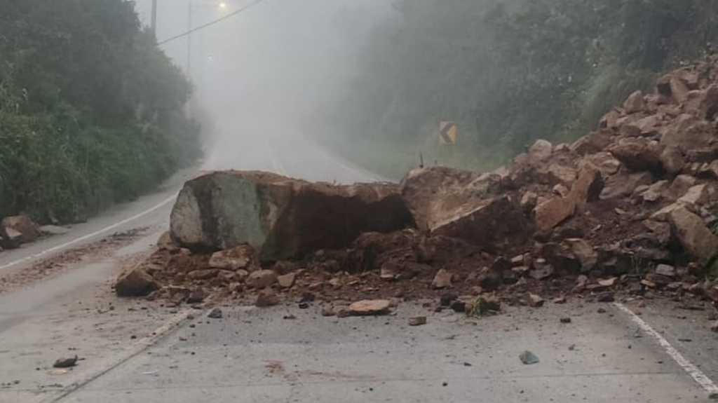 Una roca de gran tamaño cayó sobre la calzada de la vía Cuenca – Molleturo – El Empalme, a la altura del kilómetro 57. /Cortesía