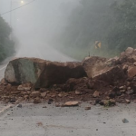 Una roca de gran tamaño cayó sobre la calzada de la vía Cuenca – Molleturo – El Empalme, a la altura del kilómetro 57. /Cortesía