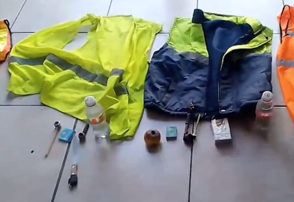 Personal de la Guardia Ciudadana decomisó chalecos a ciudadanos que pretendía cobrar de manera amenazante a propietarios de vehículos en el centro de Cuenca. /Cortesía