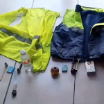 Personal de la Guardia Ciudadana decomisó chalecos a ciudadanos que pretendía cobrar de manera amenazante a propietarios de vehículos en el centro de Cuenca. /Cortesía