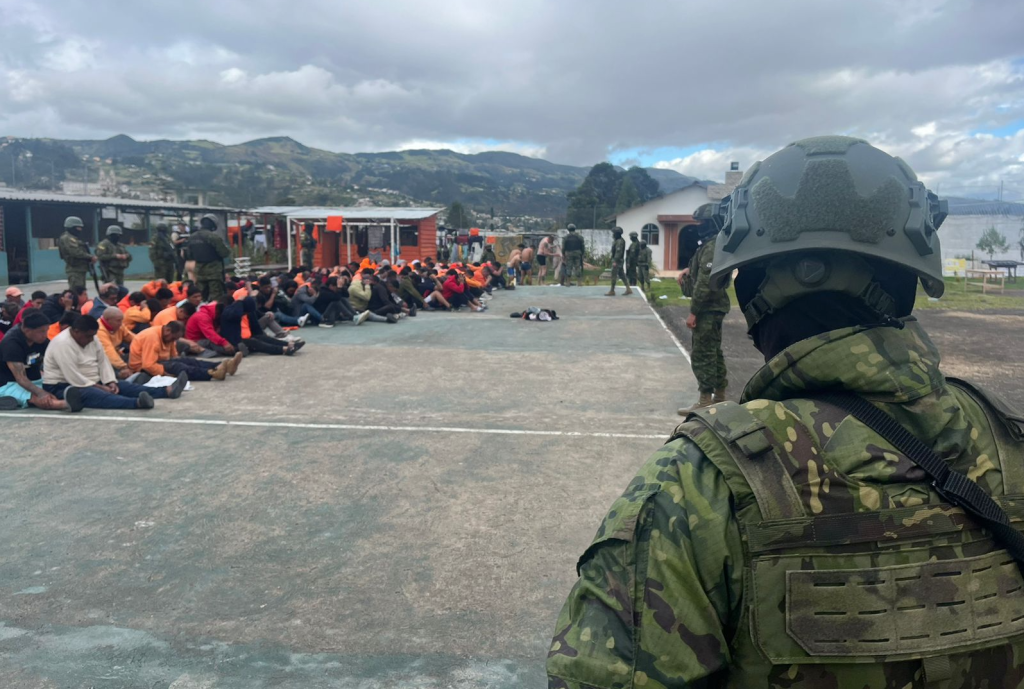 Personal militar y policial decomisó objetos prohibidos en la cárcel de Cañar durante una operación de revisión. /Cortesía