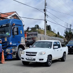 El alcalde de Gualaceo pidió a los conductores de camiones pesados evitar circular por la avenida Jaime Roldós. / Captura de video del GAD de Gualaceo