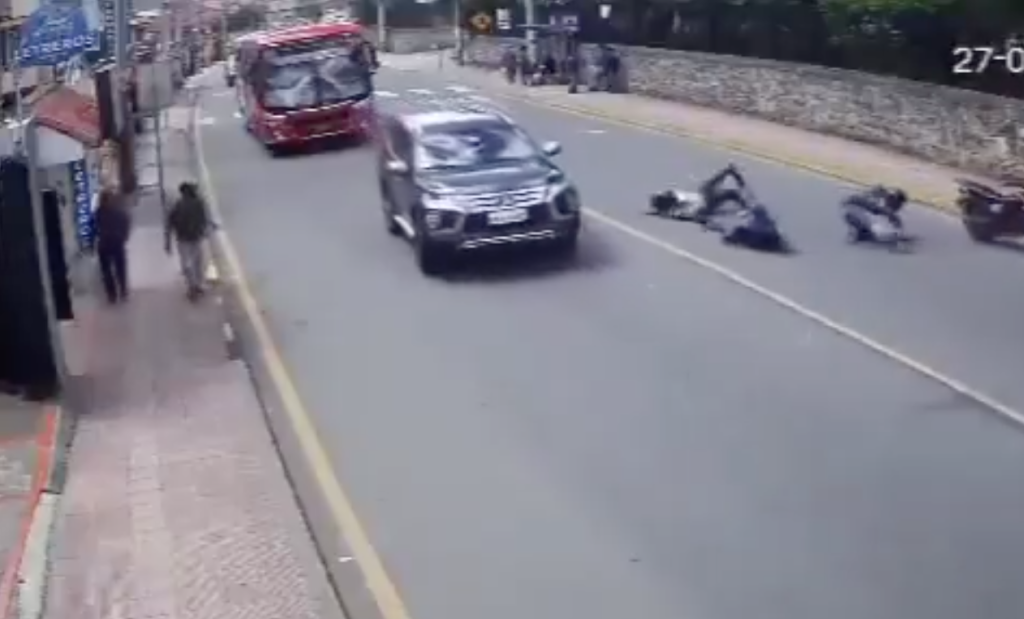 Captura del video que registró el accidente en la avenida Don Bosco de Cuenca. /Cortesía
