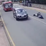 Captura del video que registró el accidente en la avenida Don Bosco de Cuenca. /Cortesía