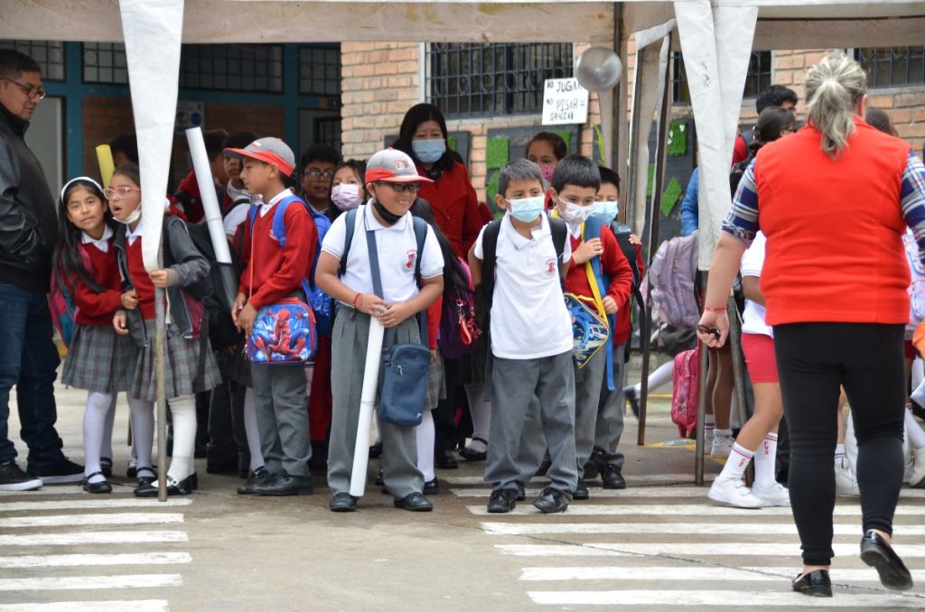Estudiantes usan mascarilla como medida de prevención