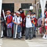 Estudiantes usan mascarilla como medida de prevención