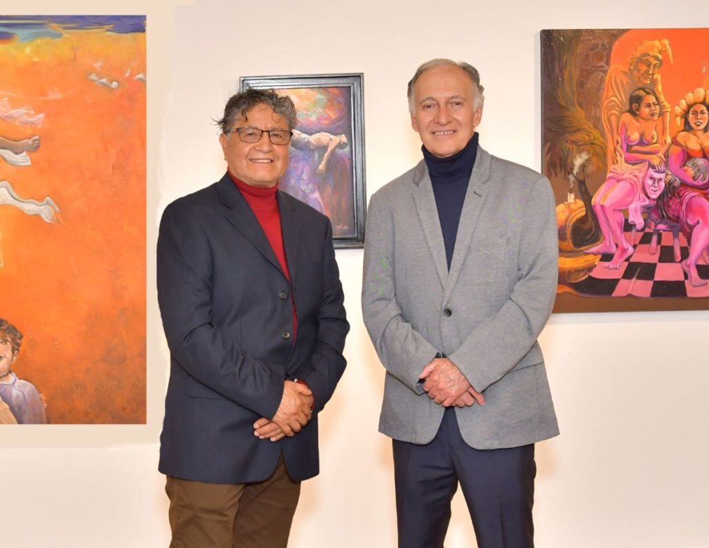 Los artistas Jorge Chalco y Enrique Dávila Cobos en la inauguración de “Mundos Suspendidos: Onirismo & Levitación”.