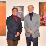Los artistas Jorge Chalco y Enrique Dávila Cobos en la inauguración de “Mundos Suspendidos: Onirismo & Levitación”.