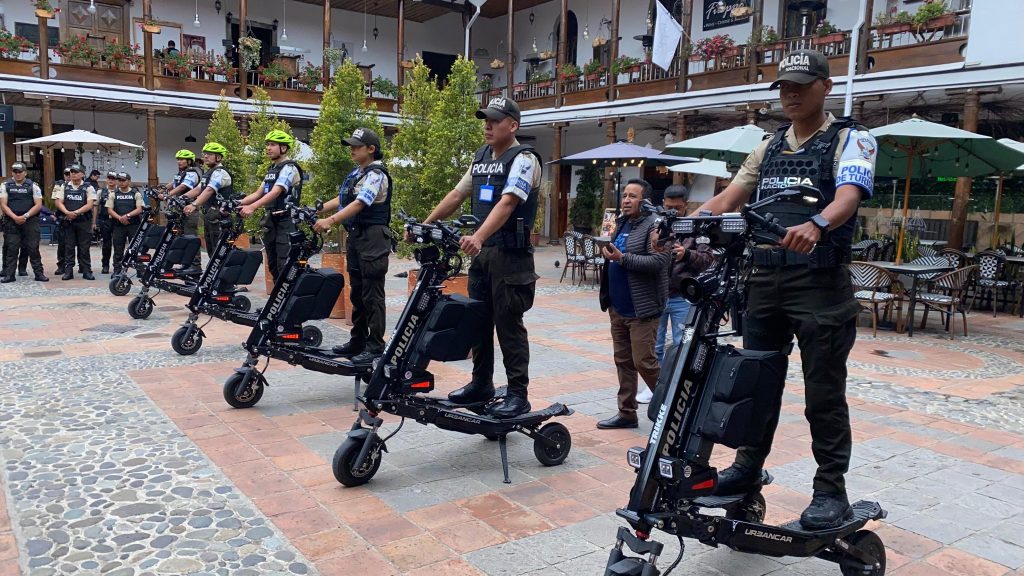 Los seis scooters se entregaron a la Policía Nacional en Cuenca. /Cortesía
