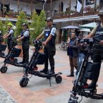 Los seis scooters se entregaron a la Policía Nacional en Cuenca. /Cortesía