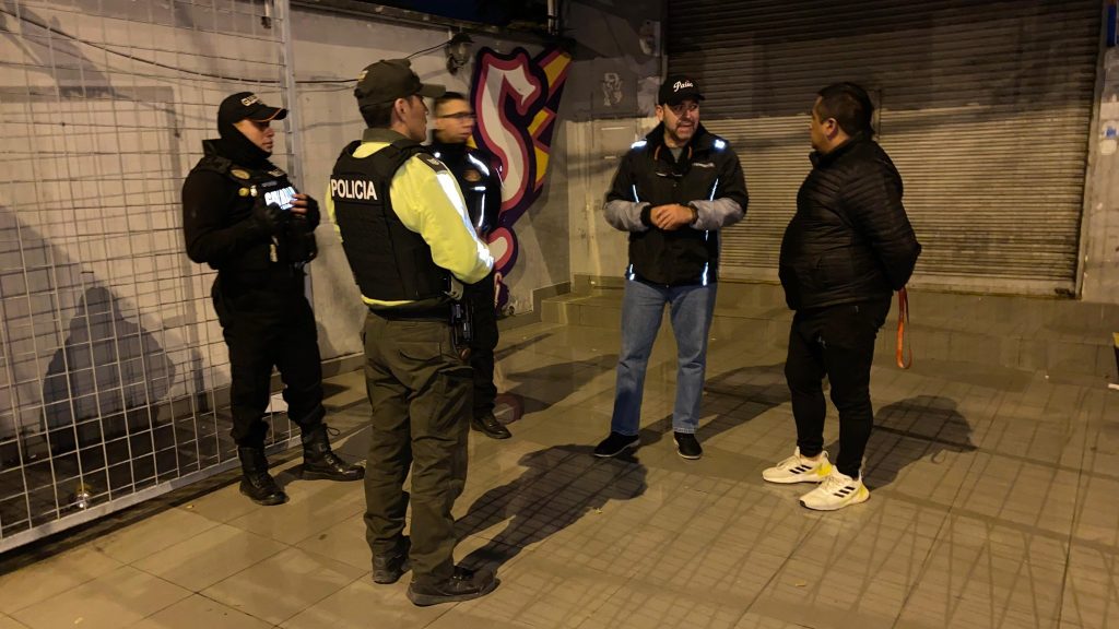 Personal de la Intendencia de Policía suspendió actividades irregulares en Cuenca. /Cortesía