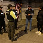 Personal de la Intendencia de Policía suspendió actividades irregulares en Cuenca. /Cortesía