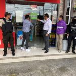 El personal de la Intendencia y de Control Municipal procedieron con la clausura de locales por venta de licor sin permiso. /Cortesía