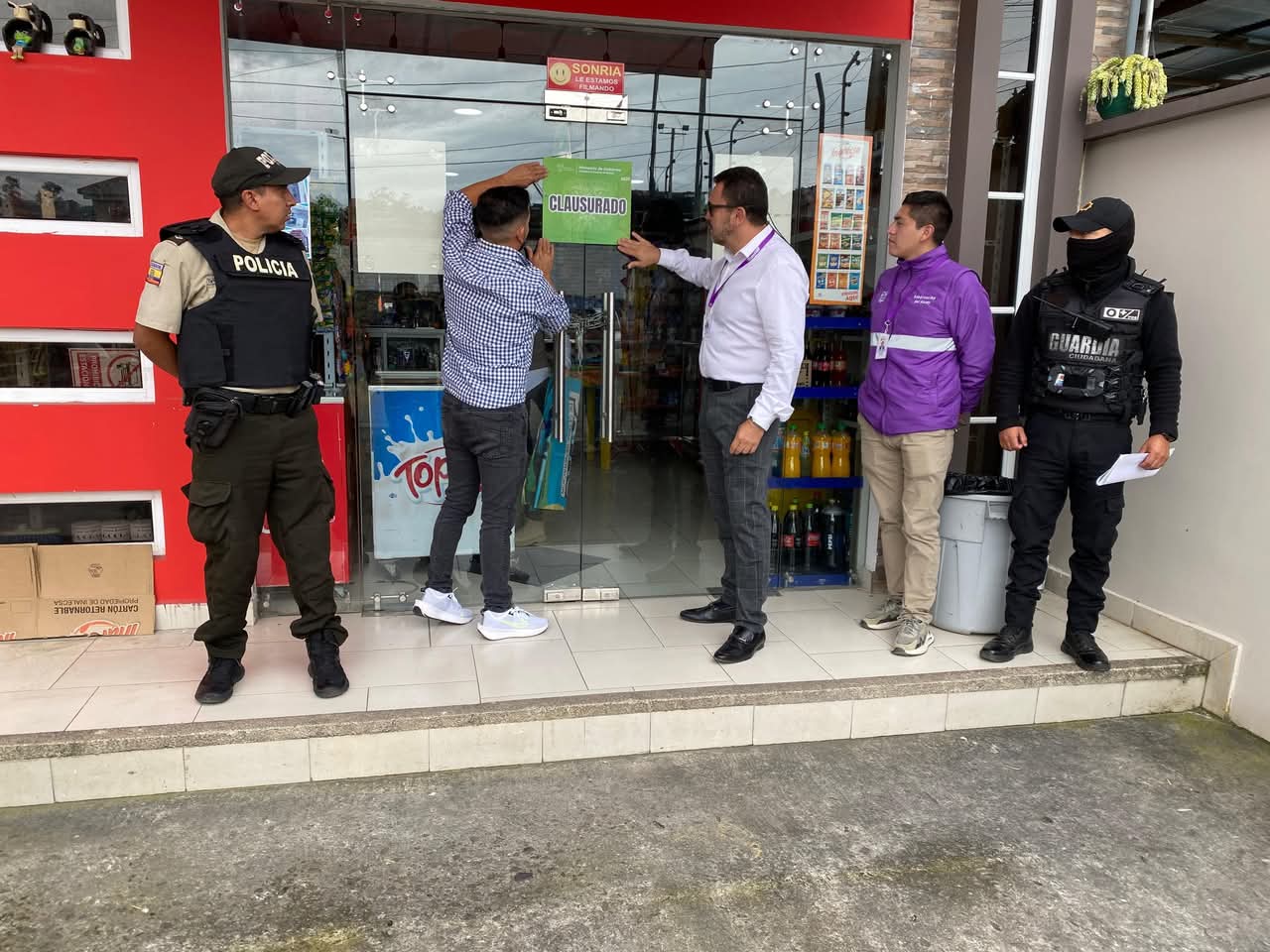 El personal de la Intendencia y de Control Municipal procedieron con la clausura de locales por venta de licor sin permiso. /Cortesía