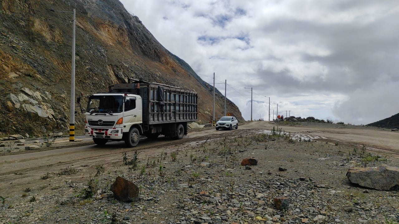 En el kilómetro 49 de la vía Cuenca – Molleturo – El Empalme se habilitó una variante provisional por la que puede pasar todo tipo de vehículos. /Cortesía