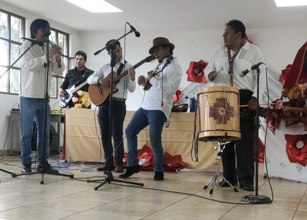 Oswaldo Morocho, David Llivicura, Sebastián Sinchi, Christian Quizhpi y Euler Taticuan durante la presentación. El Mercurio