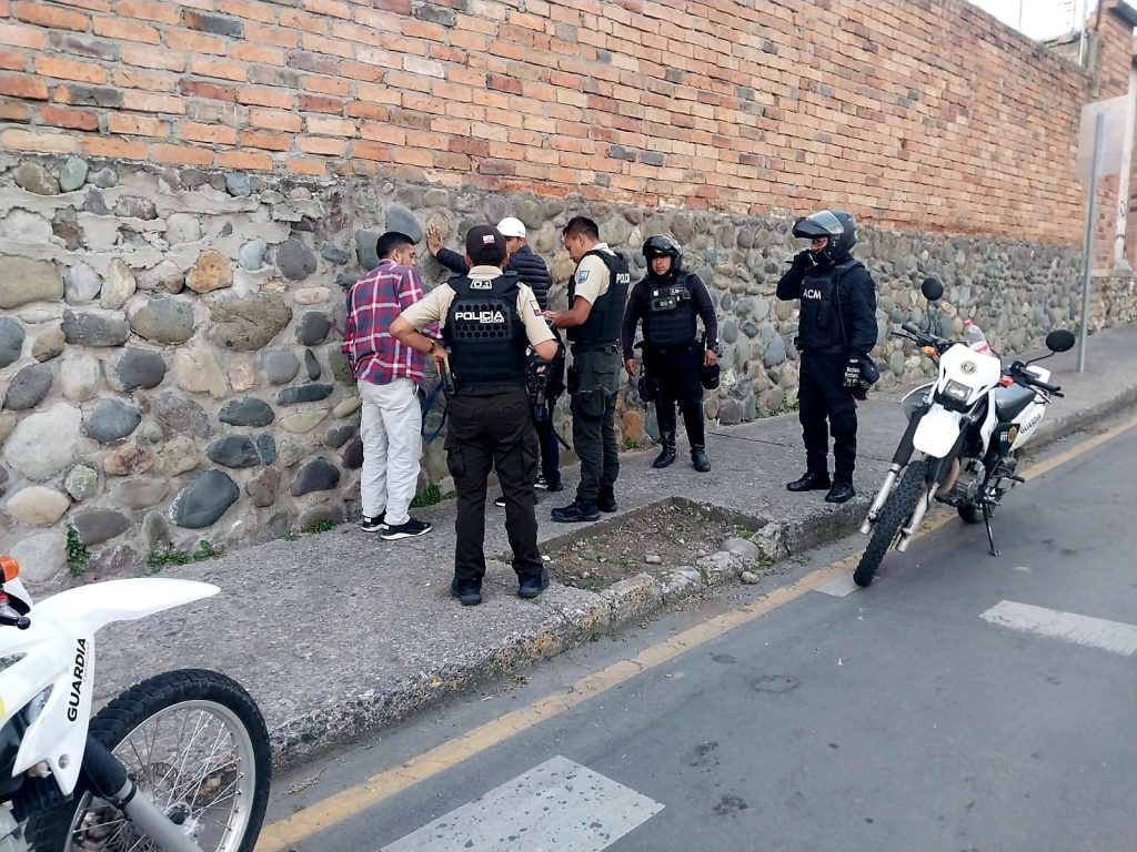 Los dos sujetos fueron retenidos en el Parque La Unión tras robar el celular a un joven. /Foto Guardia Ciudadana.