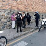 Los dos sujetos fueron retenidos en el Parque La Unión tras robar el celular a un joven. /Foto Guardia Ciudadana.