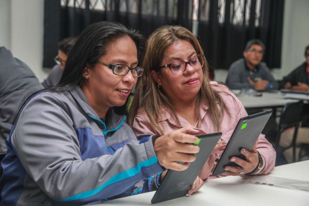 La educación ha cambiado con el Internet, que facilita el acceso a recursos y nuevas formas de aprendizaje.