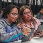 La educación ha cambiado con el Internet, que facilita el acceso a recursos y nuevas formas de aprendizaje.