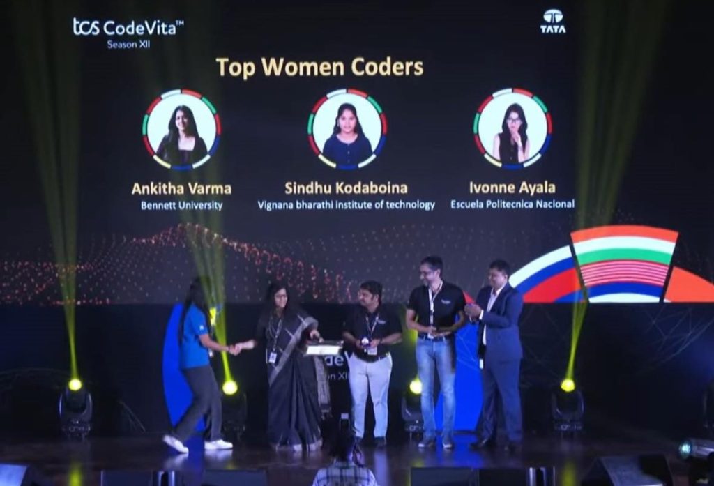 Ivonne Ayala, estudiante de la Facultad de Ingeniería en la Escuela Politécnica Nacional, entre los ganadores del torneo CodeVita 2025,