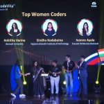 Ivonne Ayala, estudiante de la Facultad de Ingeniería en la Escuela Politécnica Nacional, entre los ganadores del torneo CodeVita 2025,