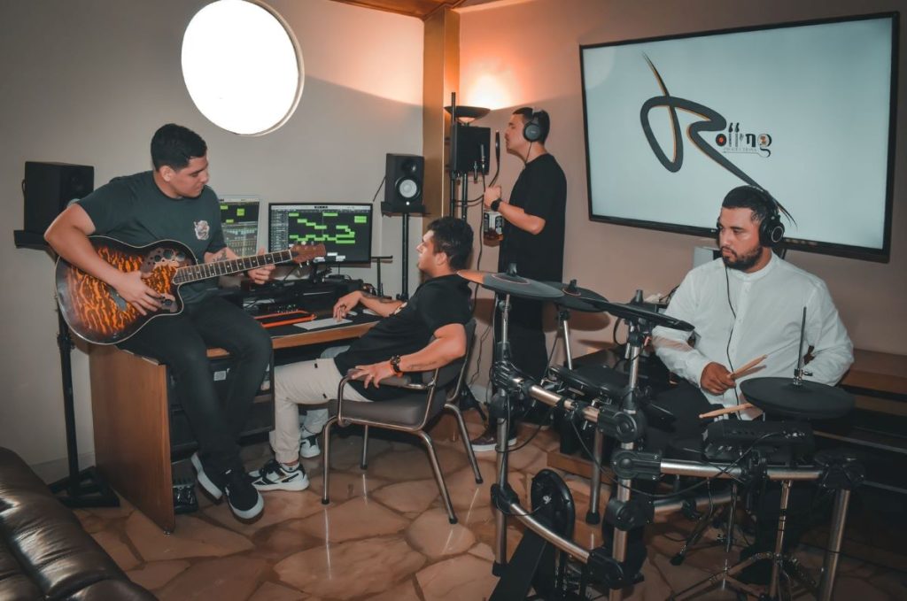 Diego León, Rolando Jiménez, Bryan Gaibor y Thomas Lozano, integrantes de la banda ‘Julio 14’.