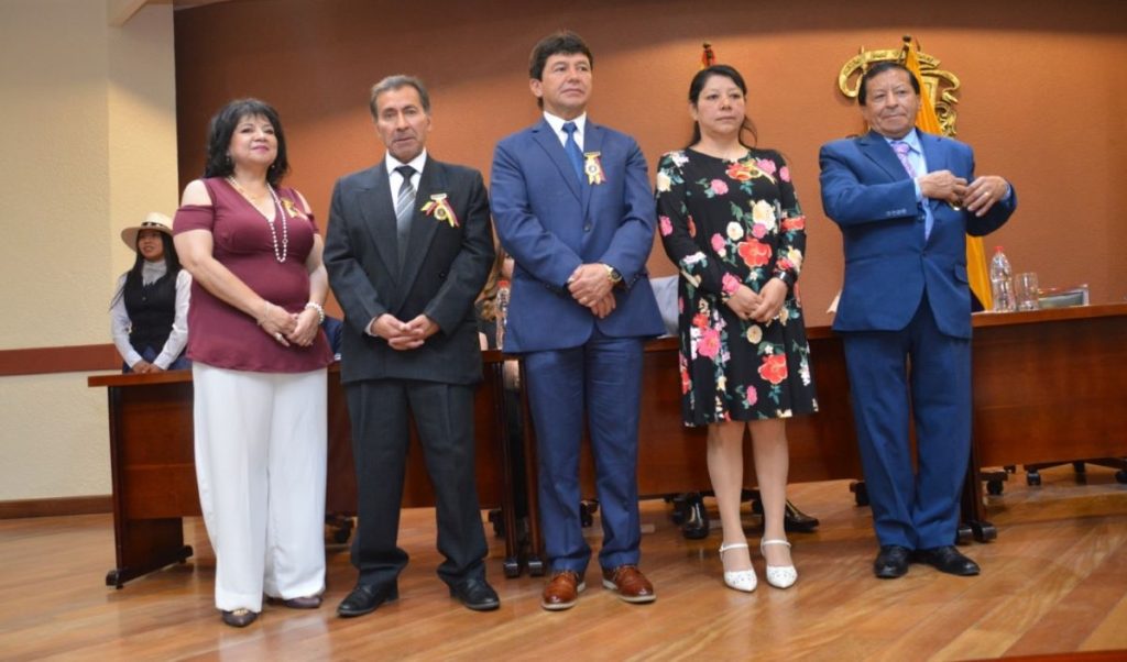 Fanny Varea Trujillo, rectora; junto a los homenajeados Agustín Arévalo, Eugenio Castro, Martha Fajardo y José Modesto Carrión.