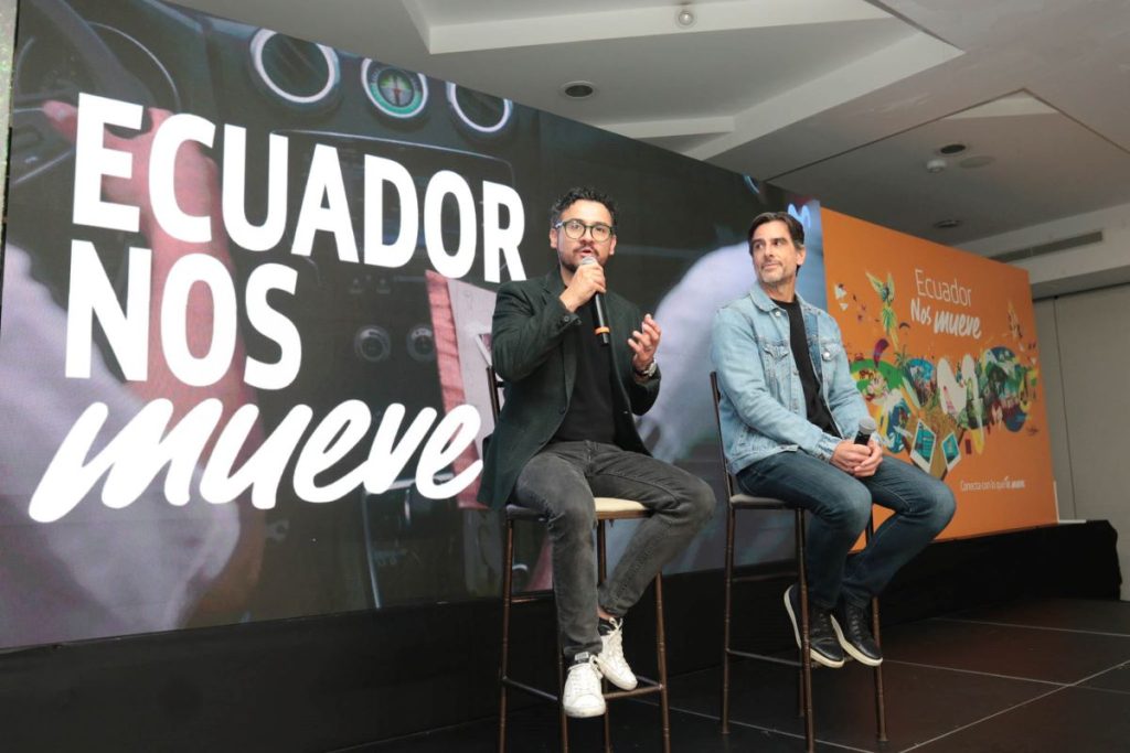 Gabriel Freire, gerente de Comunicaciones de Marketing de Movistar Ecuador y Jeff Karram, director ejecutivo de Levector, durante la presentación de “Ecuador nos Mueve”, en el Hotel Oro Verde.