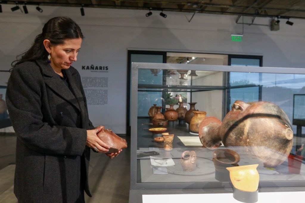 Monserrat Tello, directora ejecutiva del Museo Pumapungo, en la Sala Kañaris.