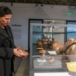 Monserrat Tello, directora ejecutiva del Museo Pumapungo, en la Sala Kañaris.