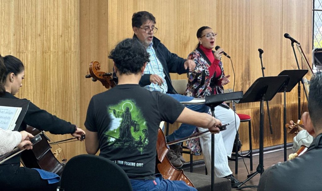 El maestro Augusto Carrión Rodas, Director Titular de la Orquesta Sinfónica de Cuenca, y la cantante Verónica Tola, durante un ensayo