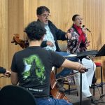 El maestro Augusto Carrión Rodas, Director Titular de la Orquesta Sinfónica de Cuenca, y la cantante Verónica Tola, durante un ensayo