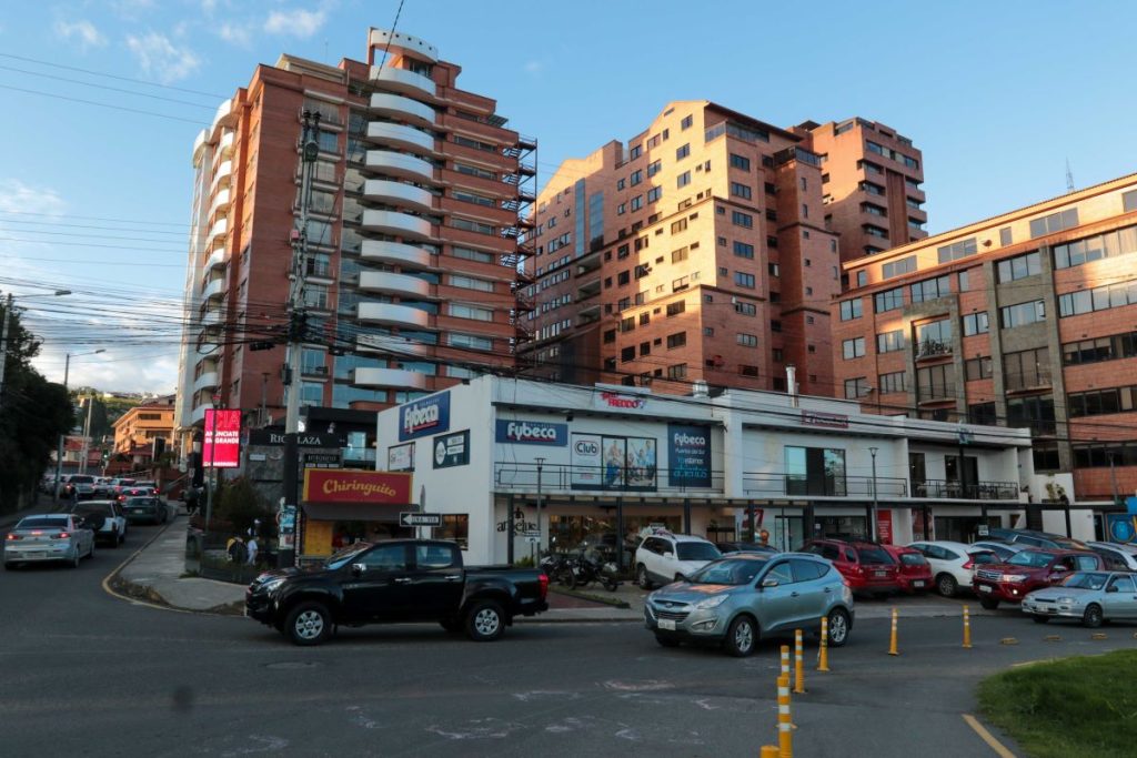 En Puertas del Sol se han instalado plazas comerciales, que albergan una amplia gama de negocios.