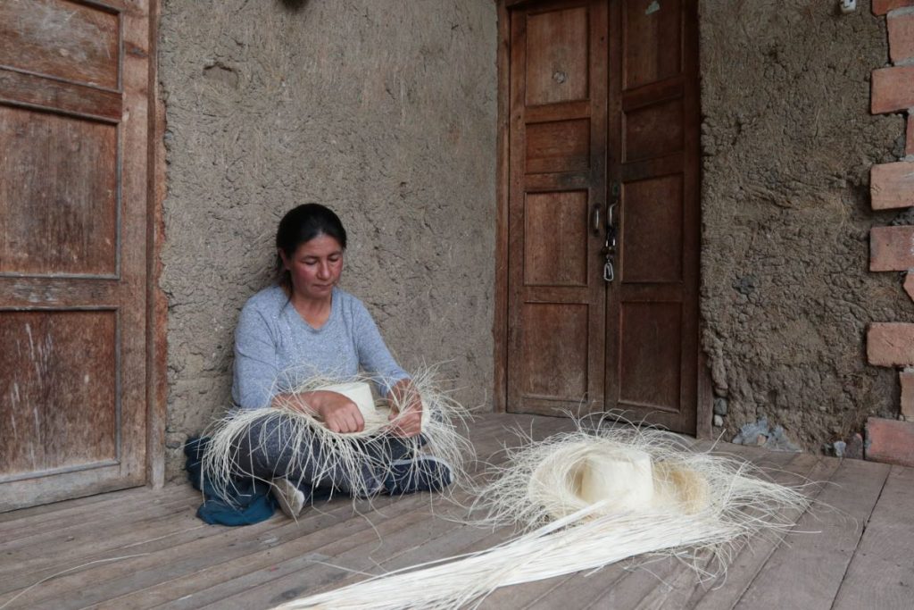 Dora Orellana, artesana reconocida en Sidcay, por su arte de tejido con la paja toquilla.