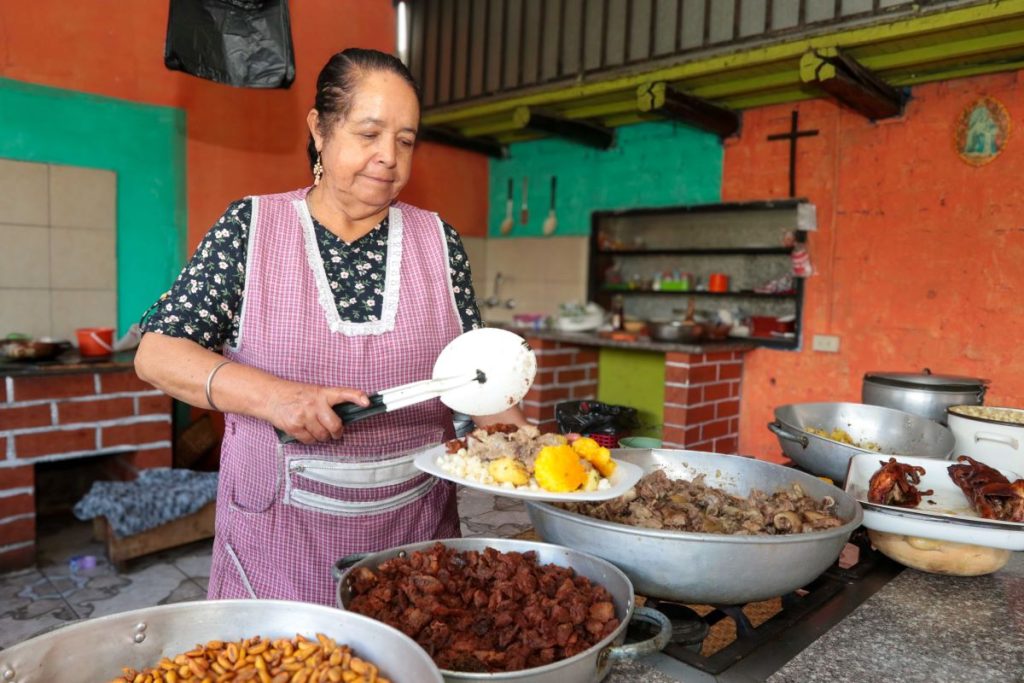 Julia Campoverde, propietaria de un restaurante en el sector de Fátima de Sinincay, vende sancocho, fritada, morcilla, papas y cuyes.